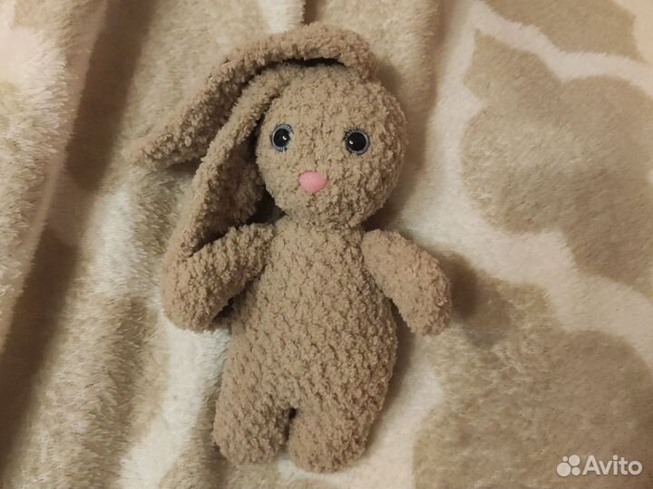 Вязаная игрушка заяц новогодний