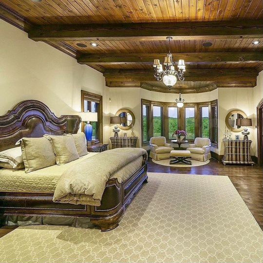 Дом 930 м² на участке 14 сот.