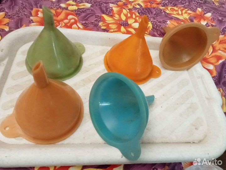 Воронки абсолютно новые - пластик