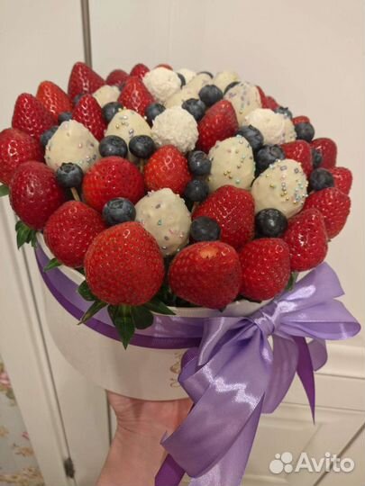 Шикарные букеты из клубники в шоколаде