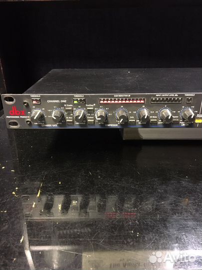 Динамический компрессор-лимитер DBX 1066