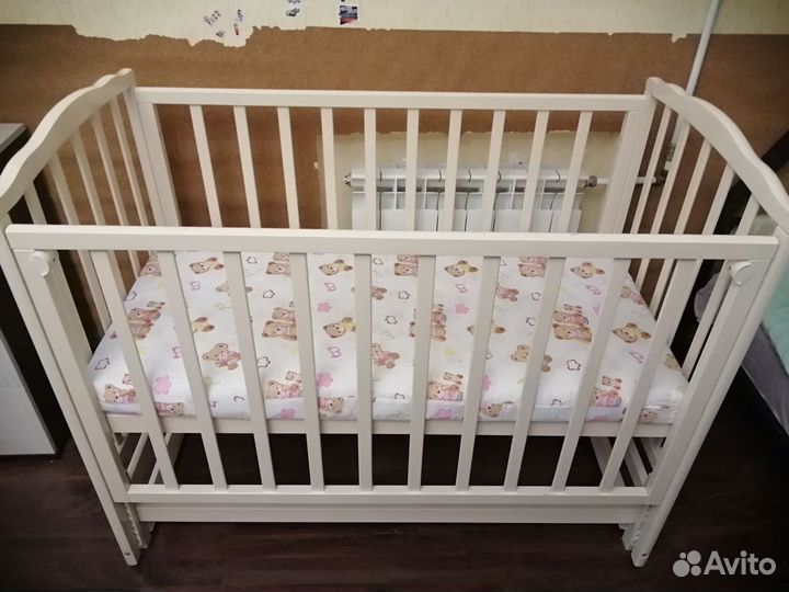 Детская кроватка с маятником