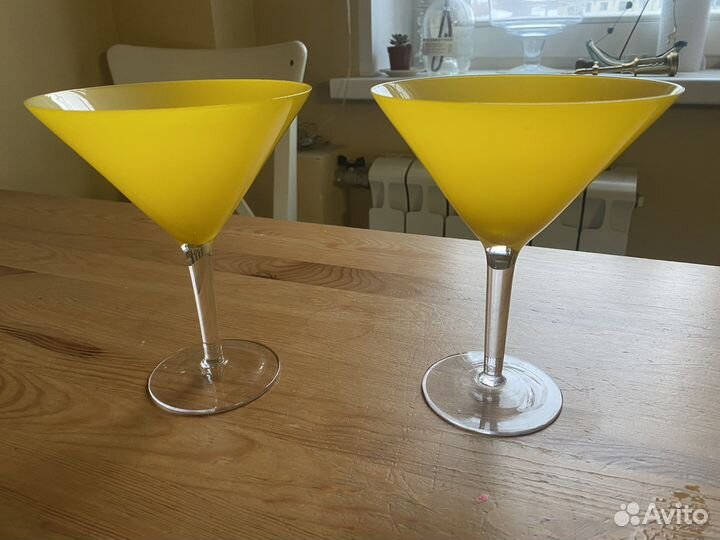 Два стеклянных фужера