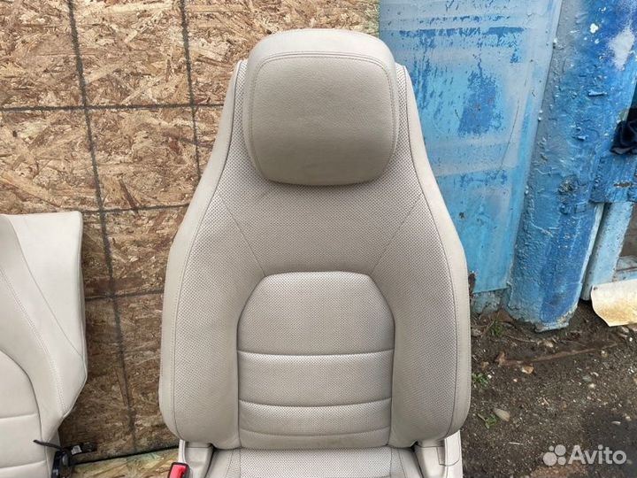 Кожаный салон Mercedes-Benz E C207 3.0 2015