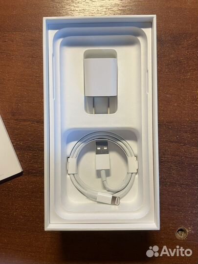 Коробка от iPhone X с кабелем lighning