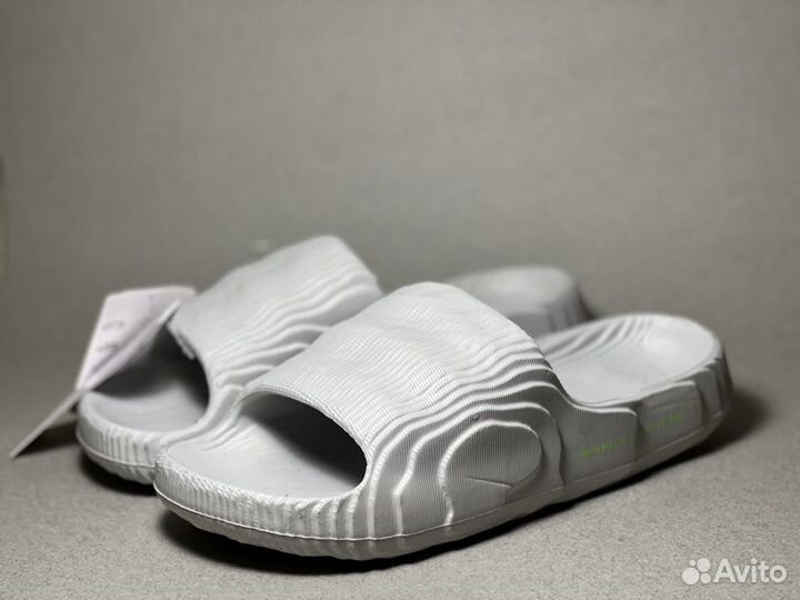 Тапочки adidas adilette в белом и сером цвете