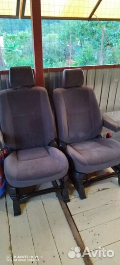 Передние сиденья для Тойота Вокси 2002год