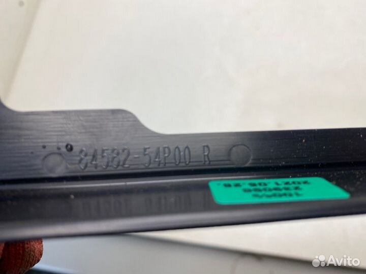 Накладка стекла задняя правая Suzuki Vitara 3