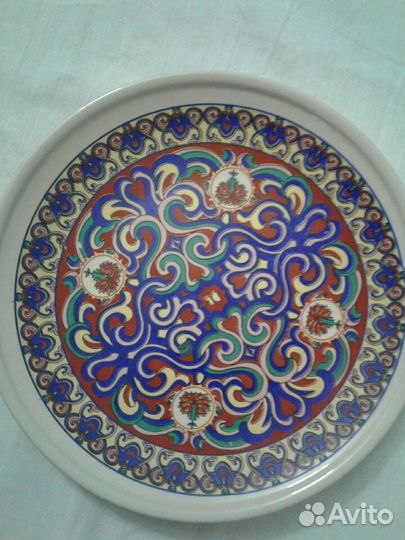 Тарелки декоративные настенные и на подставках