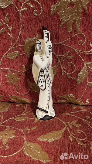 Девушка с кувшином