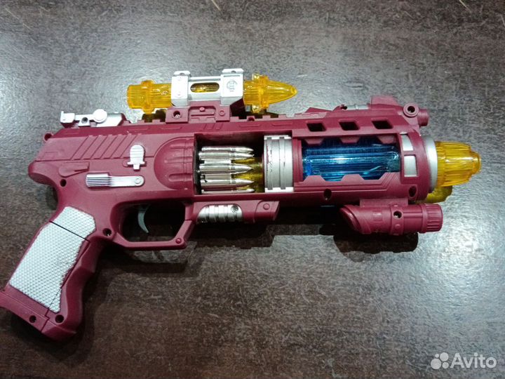 Пистолет со звуковыми и световыми эффектами