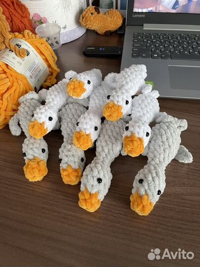 Мягкая игрушка вязаная гусь брелок