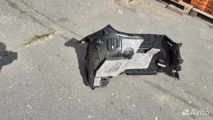 Правая обшивка багажника Nissan Tiida