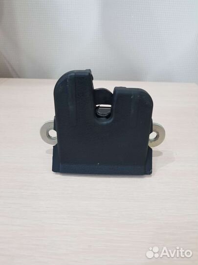 Замок на багажник автомобиля volkswagen golf plus5