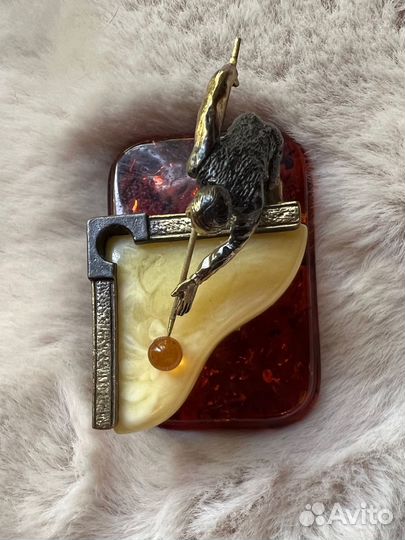 Статуэтка бильярдиста подарок янтарь