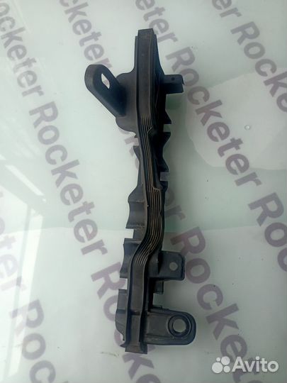 Кронштейн капота правый Mercedes-Benz W213