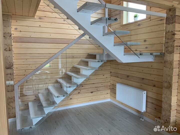 Лестница на монокосоуре с площадкой в дом