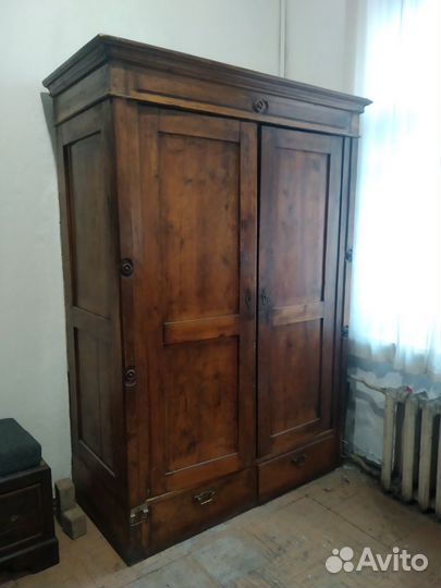 Старинный шкаф
