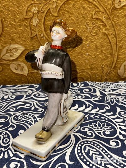 Фарфоровая статуэтка юный электрик