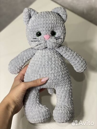 Вязаная игрушка котик ручной работы