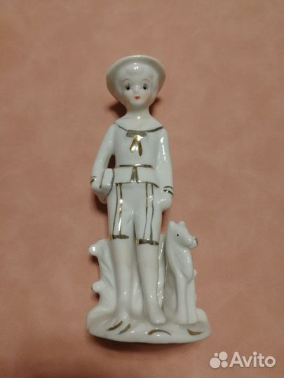 Статуэтка фарфор мальчик с собакой