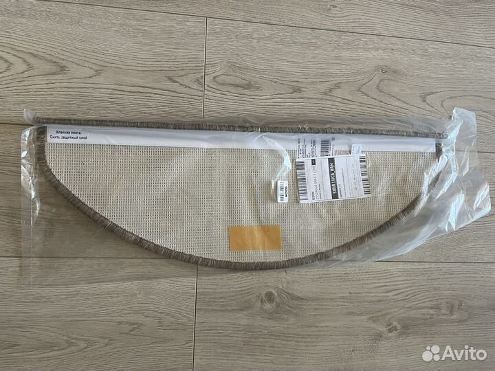 Ковер на ступени лестницы