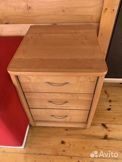 Тумба с выкатными ящиками