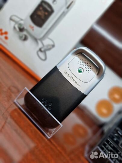 Телефон Sony Ericsson w300i полный комплект