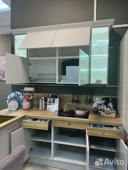 Кухонный гарнитур выставочный образец
