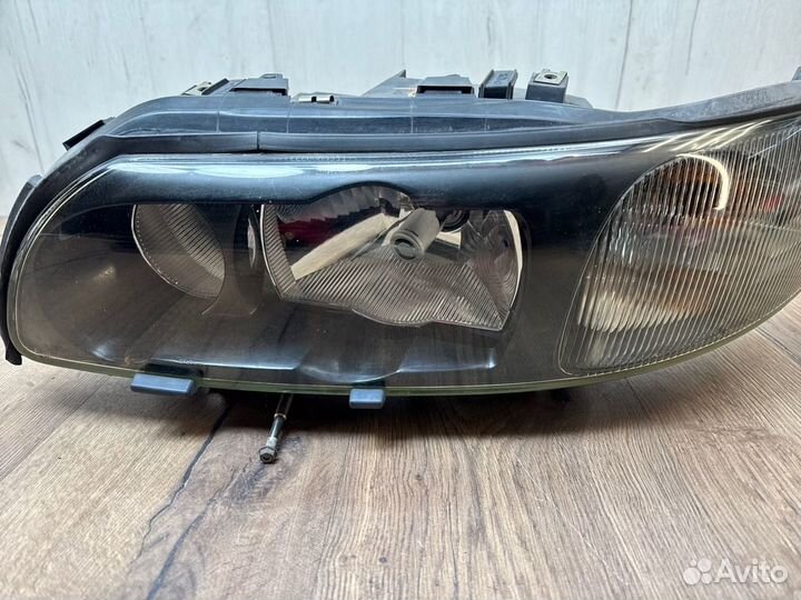 Фара ксеноновая левая Volvo V70 SW 2.4 B5244S 2003