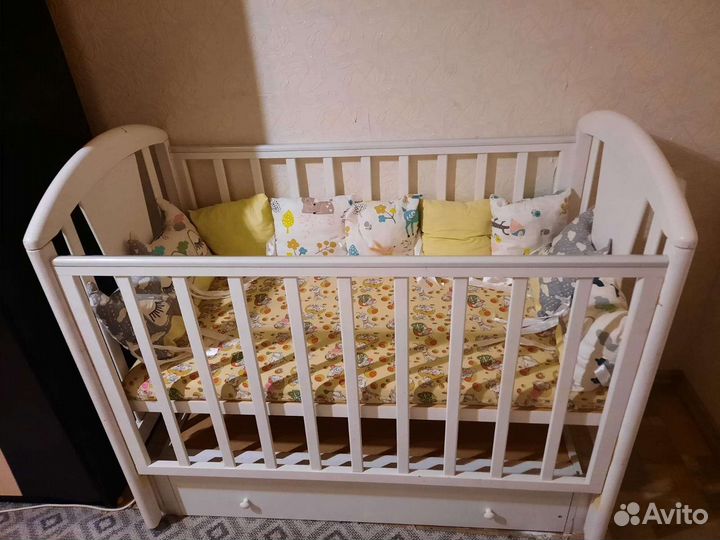 Детская кроватка с маятником и ящиком