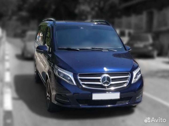 Водитель на своём автомобиле