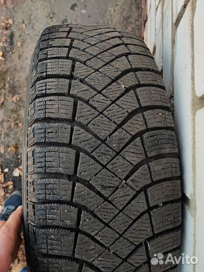 Pirelli Ice Zero FR 215/65 R17