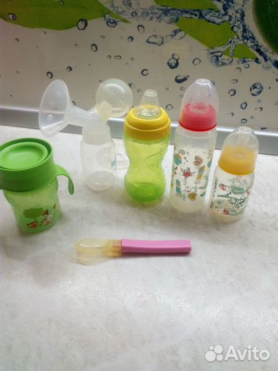 Детские бутылочки для кормления и молокоотсос