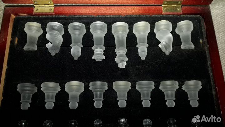 Сувенирные шахматы со стеклянными фигурками
