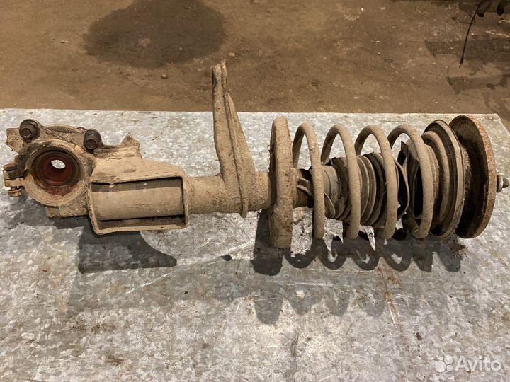 Передний правый поворотный кулак ауди 100 с3