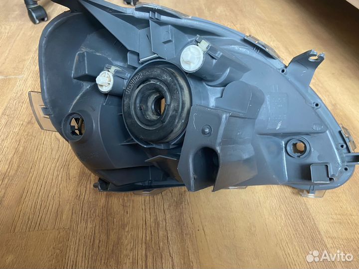 Фара оригинал передняя левая Toyota Vitz 2003-2005