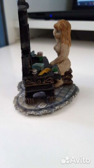 Статуэтка.Девушка перед зеркалом