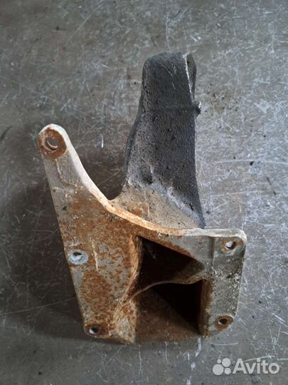 Кронштейн крепления двигателя левый BMW E53