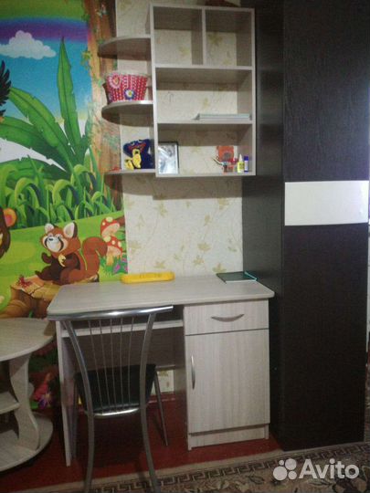 Полка и стол