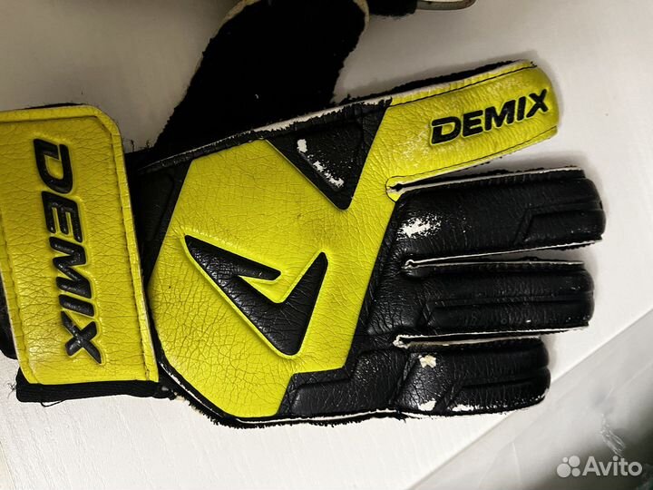 Щитки футбольные и перчатки вратаря