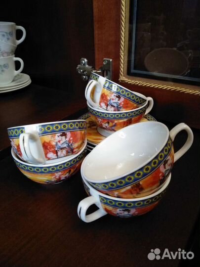 Шесть чашек и три блюдца для чая