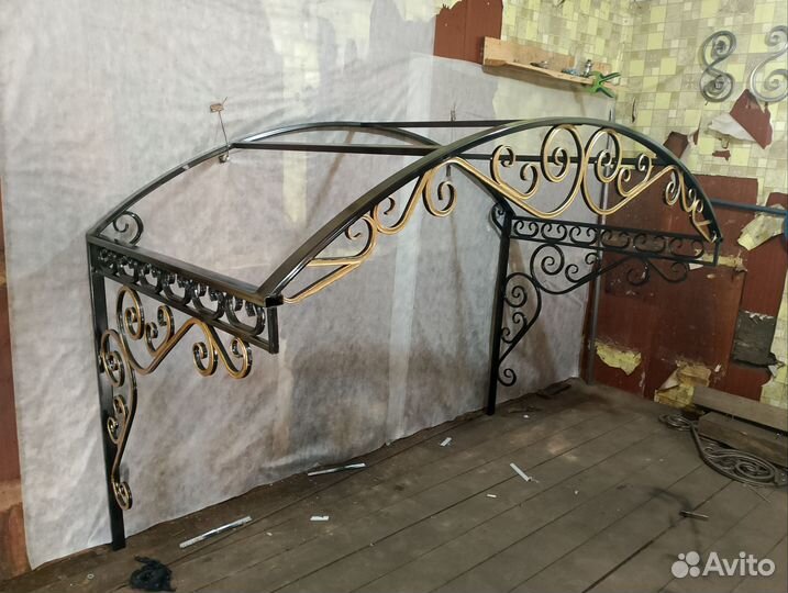 Козырек над крыльцом