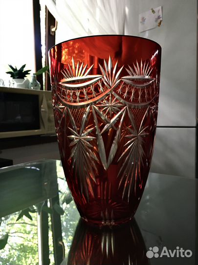 Интерьерные вазы из рубинового хрусталя