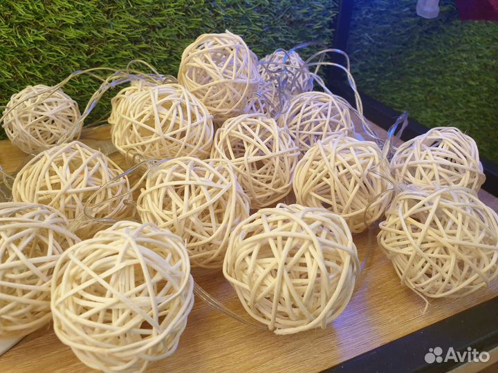 Гирлянда с шариками интерьерная тёплый белый цвет