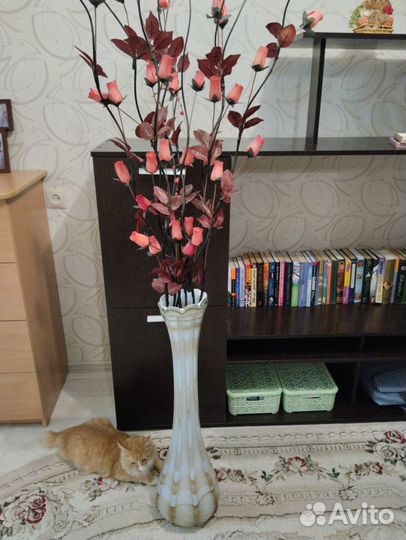 Напольная ваза с цветами