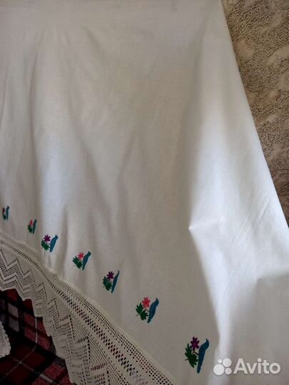 Подзор с вышивкой