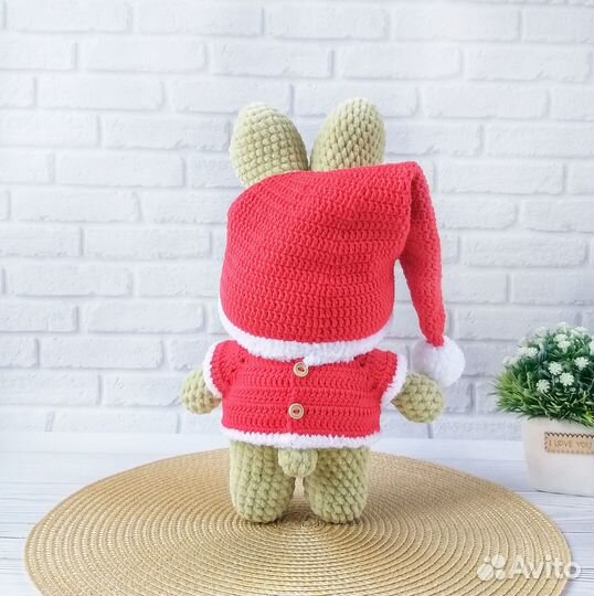Вязаная игрушка Зайка в новогоднем костюме