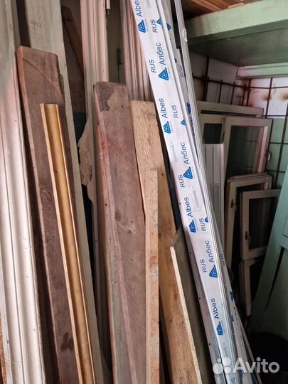 Старые рамы, наличники, доски