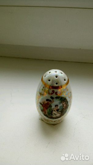 Суповница с солоницей, и две соусницы из набора